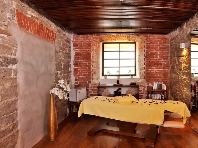 Tuğla duvarlı, gül yapraklı masaj odası — Gültepe, Masaj Salonun