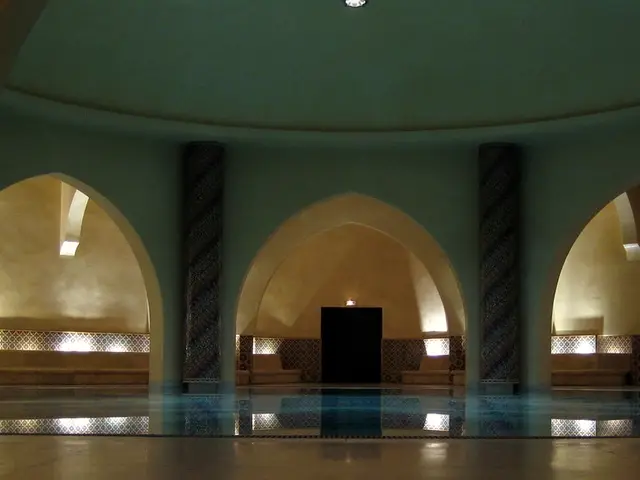 Kemerli nişleri ve havuzuyla loş hamam salonu — Gültepe, Masaj Salonun