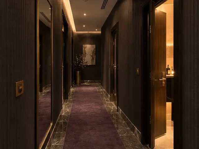 Mor halılı, loş salon koridoru — Gültepe, Masaj Salonun